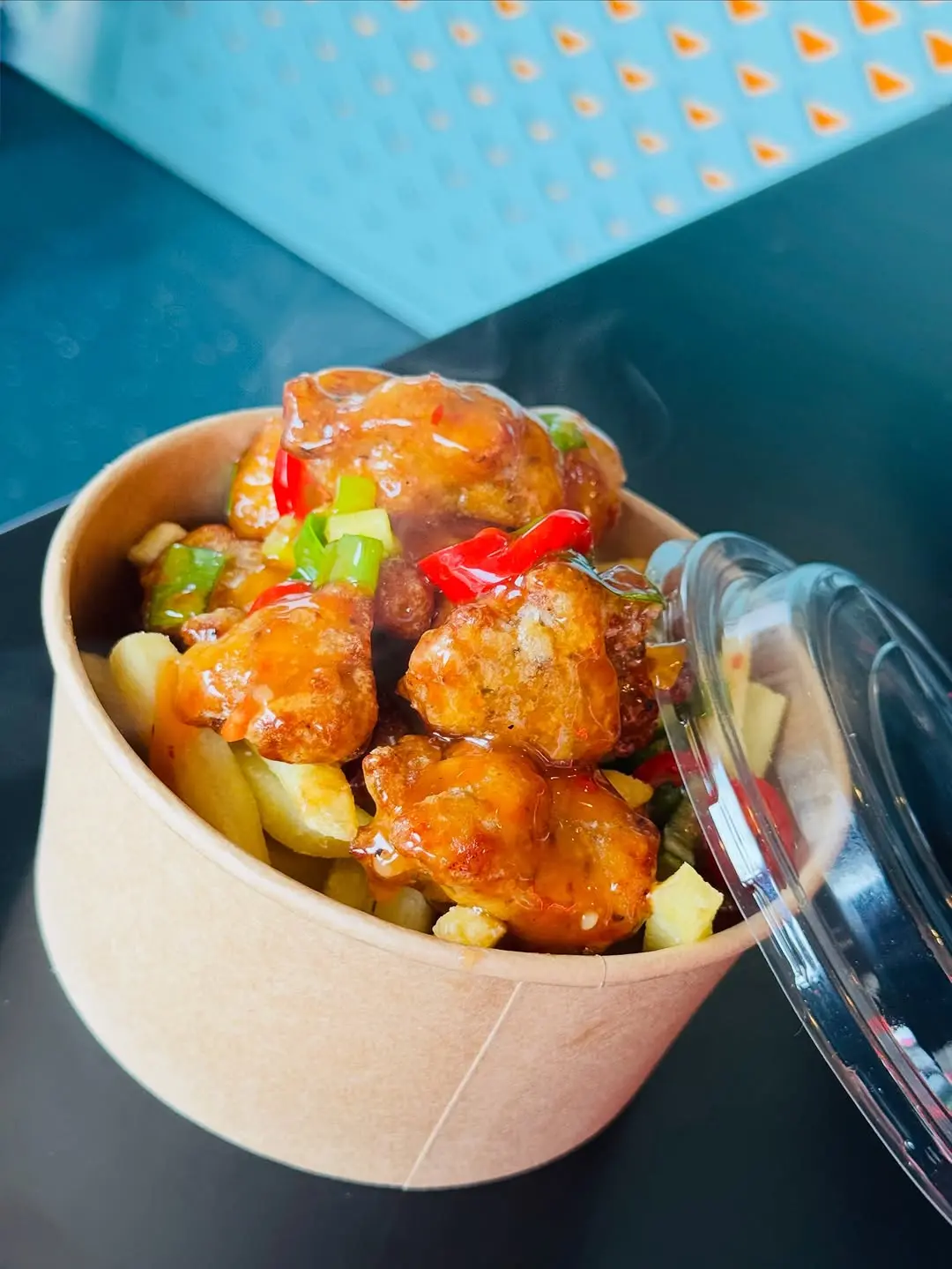 Aripioare picante, detaliu — crustă crispy, condimente proaspete.